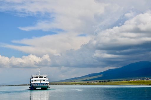 Qinghai Lake in August, blue sky, blue water, colorful autumn