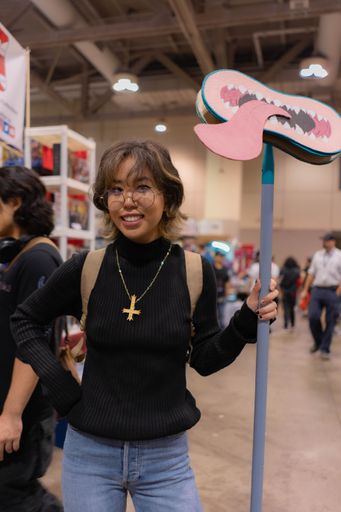 A vertical of an Asian girl cosplaying as Phantom Troupe member Shizuku Murasaki from anime HunterxHunter