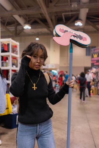 A vertical of an Asian girl cosplaying as Phantom Troupe member Shizuku Murasaki from anime HunterxHunter