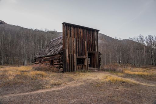A closeup shot of an old abandoned wooden house in the field in Ashcroft Ghost Town, USA