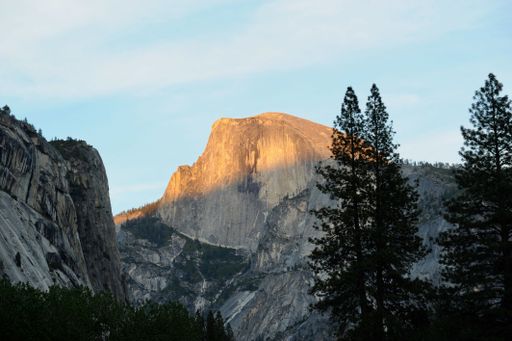 A beautiful shot of the Yosemite National Park during the sunset
