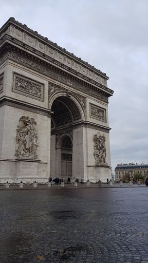 A vertical shot of the Arc de Triomphe monument located in the city of Paris, France