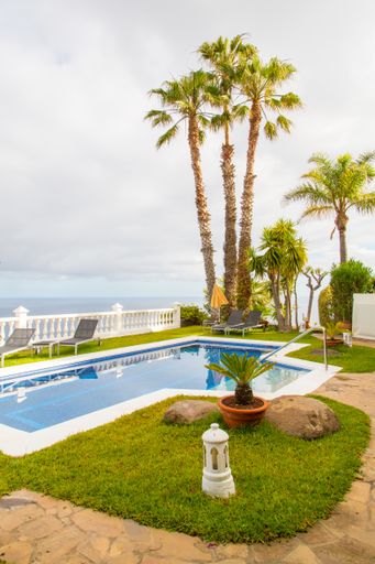 A villa outdoor swimming pool with a sea view - a perfectly equipped place for relaxation