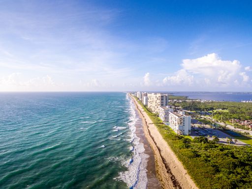 A scenic view of the beautiful Jensen beach in Florida on a summer day