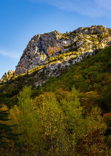 A vertical shot of a rocky hill in the Blanc-Martel trail in La Palud-sur-Verdon, France