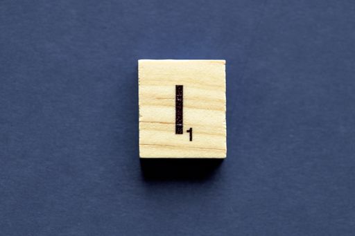 the letter I on a wooden cube from a wordplay board game