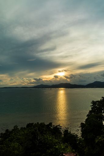 A beautiful vertical shot of the breathtaking sunset reflecting in the ocean