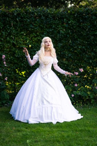 Cosplay of the white queen from Alice in Wonderland. Beautiful portrait of a pretty young woman with makeup