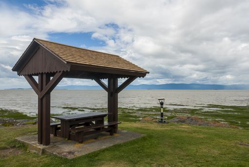 A beautiful shot of a cottage on the side of a lake