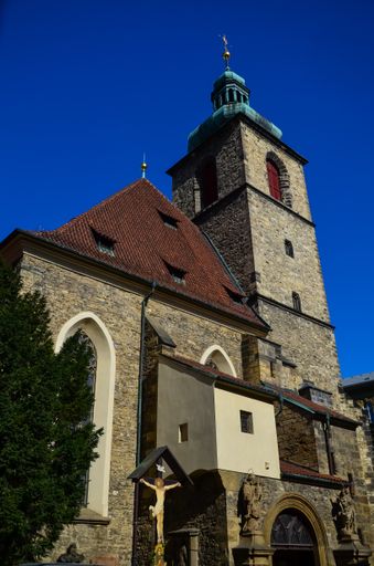 A low angle shot of Svaty Jindrich a svata Kunhuta in Prague, Czechia