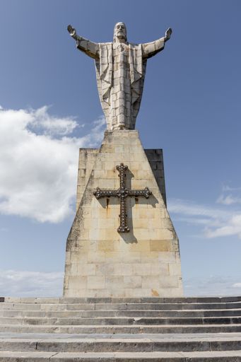 A vertical shot of the Monument to the Sacred Heart of Jesus against a cloudy blue sky in Oviedo, Asturias, Spain