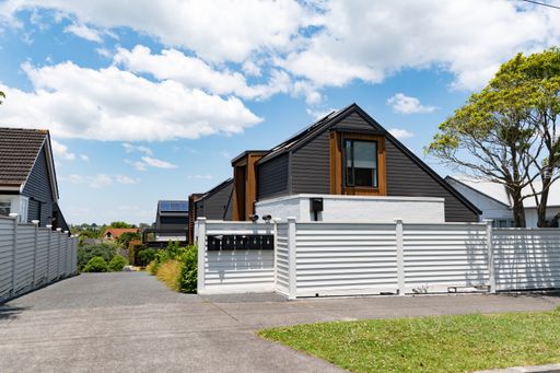 Auckland / New Zealand - December 4 2019: View of typical houses in central Auckland