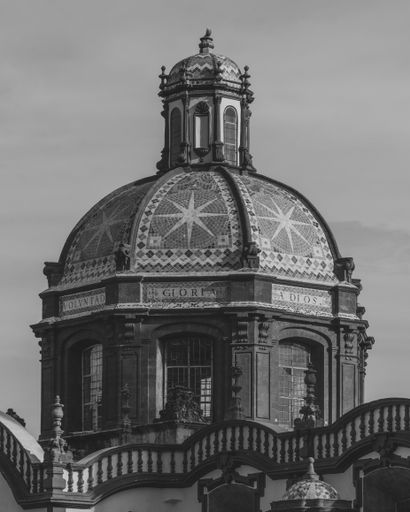 A grayscale closeup shot of the roof of Church of Santa Prisca in Taxco, Mexico