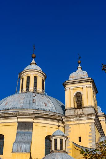 A vertical shot of the Basilica of San Francisco el Grande under the sunlight in Madrid, Spain