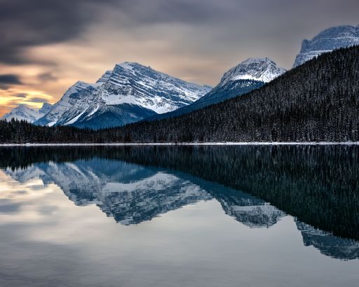 A beautiful shot of a lake surrounded by mountains in Canada