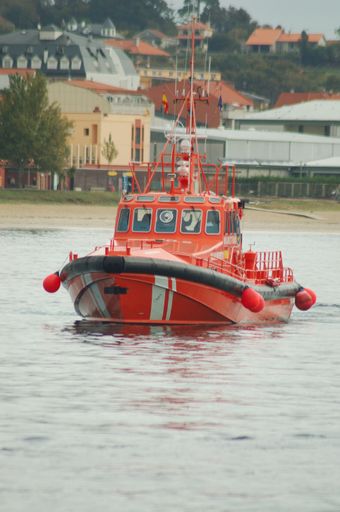 Photo of the rescue boat of the Spanish maritime rescue service "Salvamar Mirach" participating in the rescue exercises in the port of Cangas.