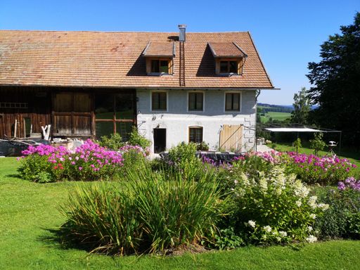 A comfortable rural house with a beautiful garden