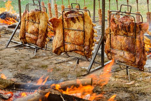 Barbecue made with ground fire, an ancient tradition that is closely related to southern Brazil.