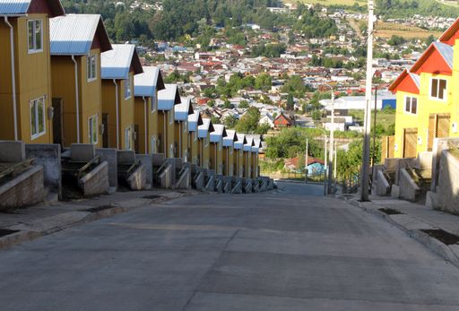 Curiosa hilera de nuevas casas ubicadas en un cerro