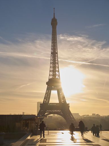 A vertical shot of the Eiffel tower at sunset