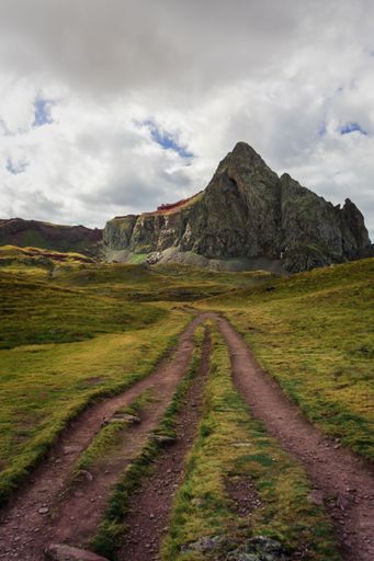 Path that leads to the foothills of a mountain in the Aragonese Pyrenees