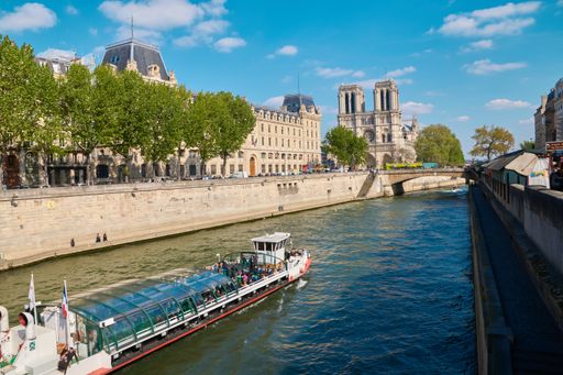 zu sehen ist Fluss Seine in Paris mit der Kathedrale Notre-Dame de Paris vor dem Brand in der Kathedrale