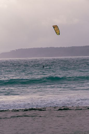 november, 14, 2020. deportistas practicando kitesurf en una playa de la costa de pontevedra