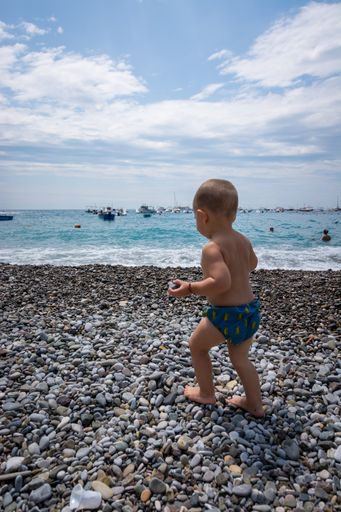 litthe kid plays on the beach