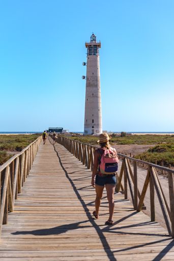 Morro Jable, Fuerteventura, Spain : 2020 October 08 : Gente de camino al faro de Morro Jable en la Isla de Fuerteventura en Espana en el verano