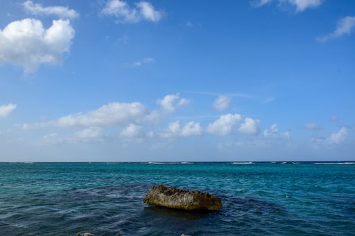 A mesmerizing scenery of the calm ocean waves under the clear sky