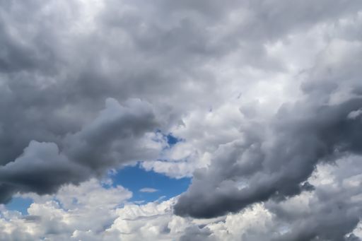 The stunning dark cloud formations in the sky right before a thunderstorm