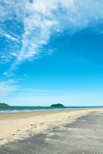 A vertical shot of the breathtaking beach and ocean under the beautiful sky in Ilha do Mel, Brasil