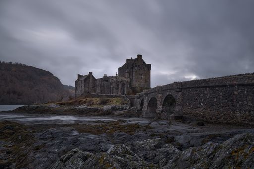 Istoric castle and famous for its proximity to the Iska de Skye. Cold environment at low tide.