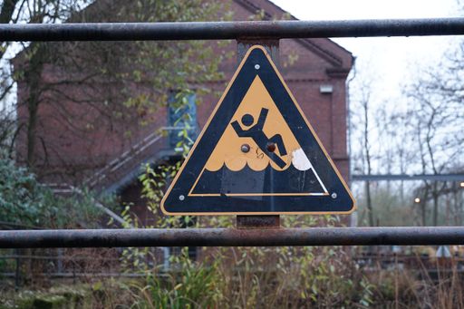A danger sign not to fall in the pool
