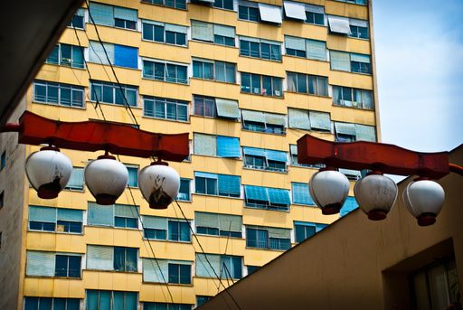 A closeup shot of city lamps in front of a living apartment building, aesthetic wallpaper