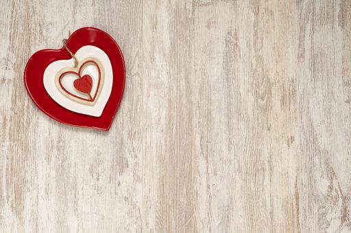 The red and white heart-shaped plates on the wooden background