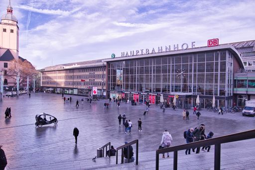 View from Cologne Cathedral to the entrance of the main train station in December 2020 at the time of the schut down