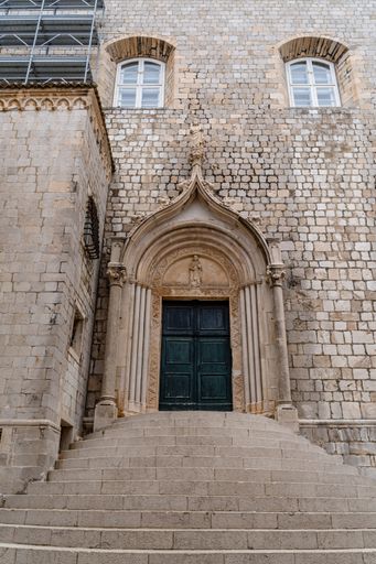 A vertical shot of an entrance of a church in Dubrovnik, Croatia