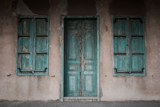 What is behind the door ? Is it an empty room, An old house. Is the furniture covered? Who lived here ? How was it living there ? Are they alive ?