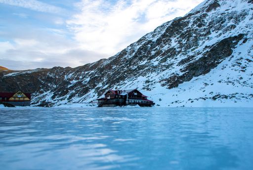 It is located at an altitude of 2034 meters on the Transfagarasan road
