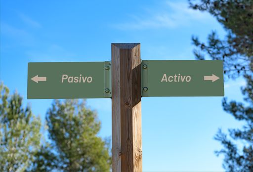 A selective focus shot of a way signpost with "Passive" and "Active" writings in Spanish