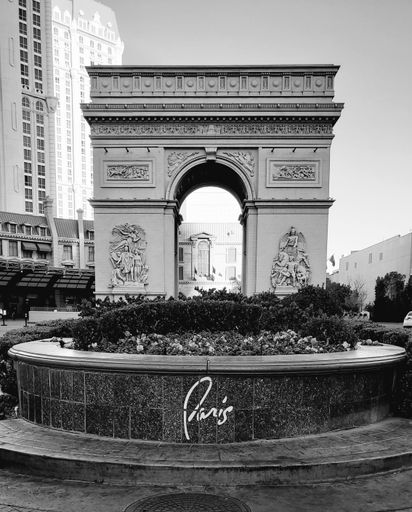 A grayscale shot of a half-size version of Arc de Triomphe in Las Vegas.