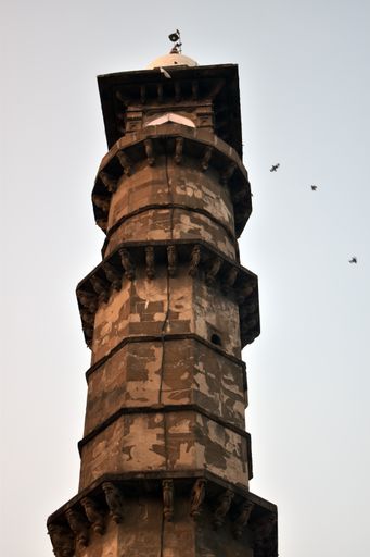 A vertical low angle shot of the Jama Masjid tower in Burhanpur