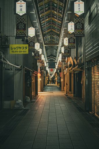 A vertical shot of the Kyoto Nishiki market in Japan at night time