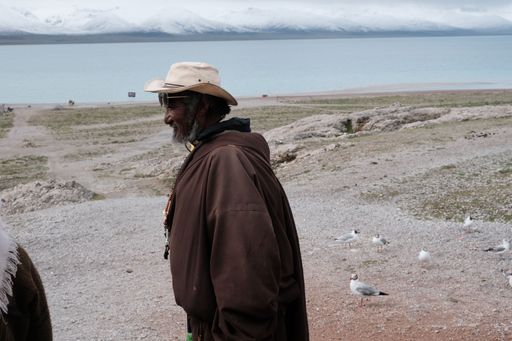 The local Tibetan selling breads to the tourists to feed seagulls in Namtso