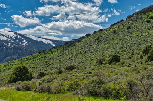 A mesmerizing shot of a beautiful mountainous landscape on a cloudy day