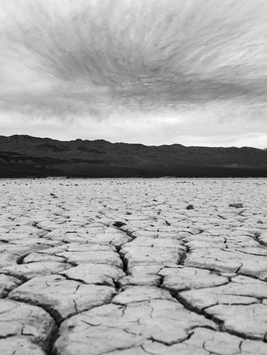 A grayscale shot of the Alvord Desert under a cloudy sky in Oregon, the USA