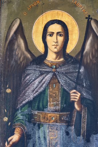 Archangel Gabriel is the Angel of communication and expression. She helps us find our voice, speak our truth and discover divine inspiration.