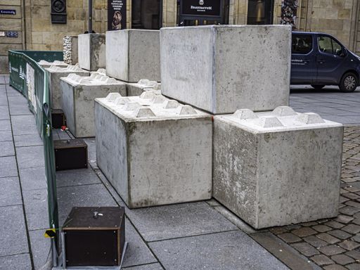 Anti-terror measures to the Christmas market in Dresden - concrete blocks on the access road