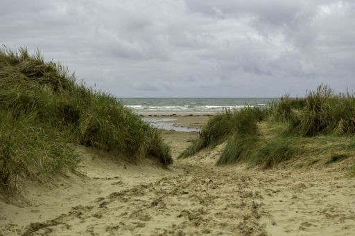 A beautiful shot of the Black Rock Sands Beach on a cloudy sky in  Porthmadog, Wales